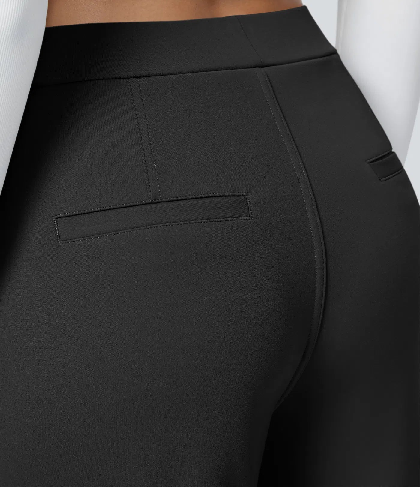 Plissierte dehnbare Stoffhose mit hohem Bund, Seitentaschen und geradem Bein